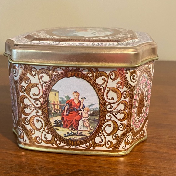Vintage Meister scalloped tea tin-powder tin – Brazilian tea biscuit container - Picture 5 of 13